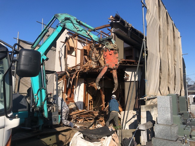 埼玉県さいたま市緑区山崎が丘の木造2階建て家屋解体工事・残置物撤去処分中の様子です。
